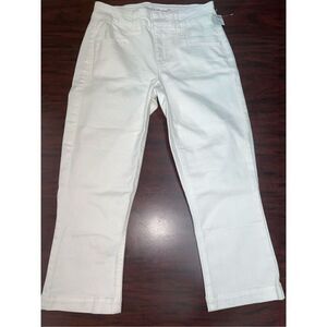 NWT Maurices White Mid Rise Cropped Capris Size 2